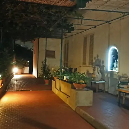 Dei Fiori לינה וארוחת בוקר 3*